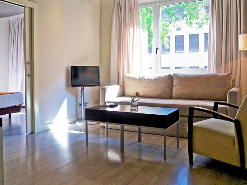 Acogedor apartamento adaptado familiar con capacidad para 4 personas, situado en el centro de Madrid, a pocos metros de la Plaza de España. 