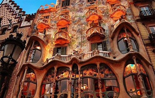 DAY 2: GAUDI EXPERIENCE - (HALF A DAY TOUR)