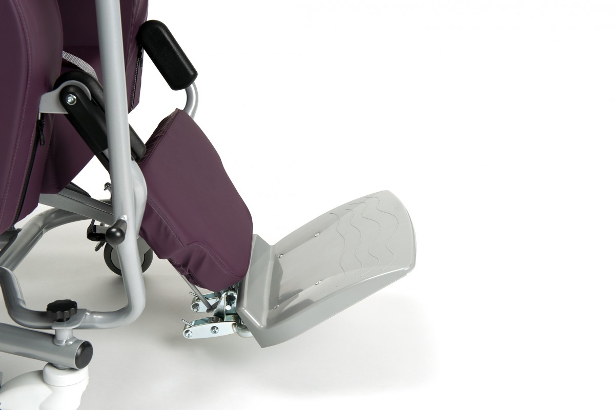 Altitude tilting chair with wheels